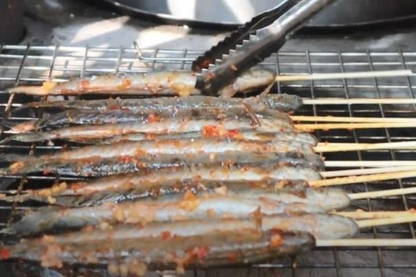 Bước 4: Nướng cá kèo là công đoạn cuối cùng trong quá trình chế biến món ăn này. Bạn sẽ đặt cá lên than hoặc lò nướng và nướng cho đến khi cá chín vàng, thơm ngon.
