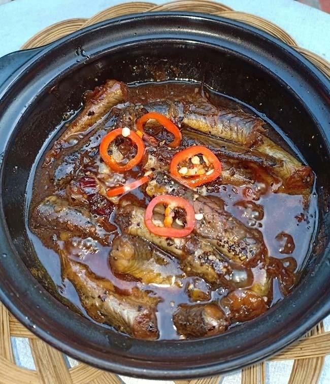 Món ăn cá kèo kho tiêu mang đậm nét đặc trưng của người miền Nam, tuy đơn giản nhưng hấp dẫn với thịt cá kèo thơm ngon, chắc nịch, béo ngậy hòa quyện với hương vị tiêu và cay của ớt, phù hợp với khẩu vị người Việt.