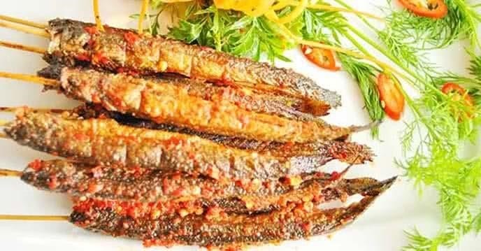 Bước 2: Chế biến cá bằng cách làm sạch, chế biến và nấu cá thành các món ăn ngon, đảm bảo độ tươi ngon và hương vị thơm ngon của cá được giữ nguyên.