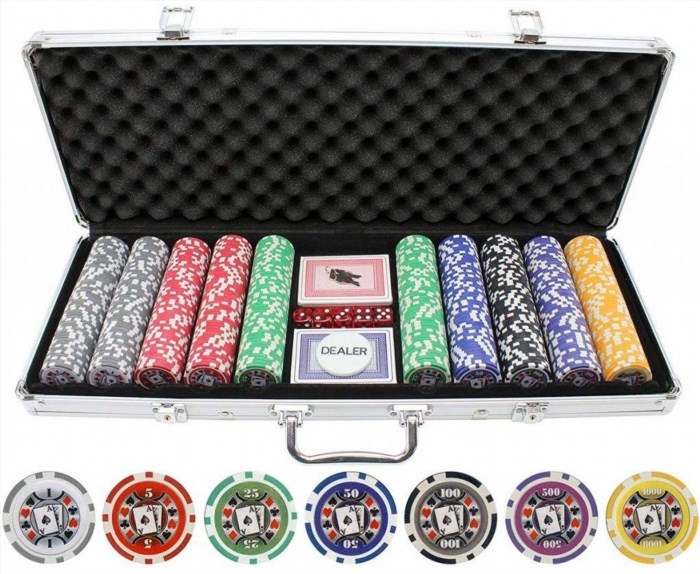 Một bộ Poker bao gồm 52 lá bài, được chia thành 4 bộ màu (rô, cơ, tép, bích) và mỗi bộ màu gồm 13 lá bài (3, 4, 5, 6, 7, 8, 9, 10, J, Q, K, A, 2).