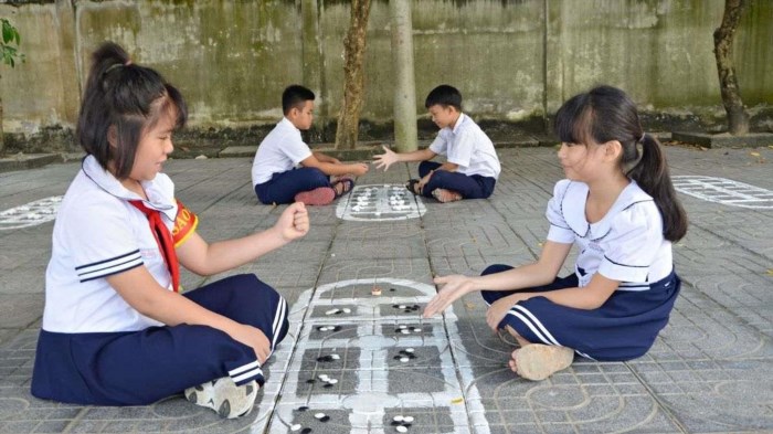 Luật chơi ô ăn quan là một trò chơi dân gian truyền thống của người Việt Nam, với quy tắc phức tạp và sự tinh tế trong cách di chuyển và ăn quân. Trò chơi này thường được chơi trong các dịp lễ hội và có tính giáo dục cao về tư duy chiến thuật và sự khéo léo trong việc thực hiện các nước đi.