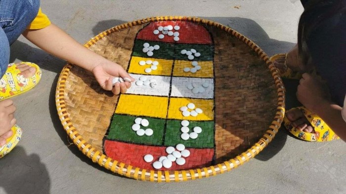 Ô ăn quan là một trò chơi dân gian truyền thống của Việt Nam, nó đã tồn tại từ hàng thế kỷ với mục đích giải trí và rèn luyện tư duy chiến thuật. Trò chơi này thường được chơi bởi hai người và sử dụng một bàn cờ và các quân cờ đặc biệt.
