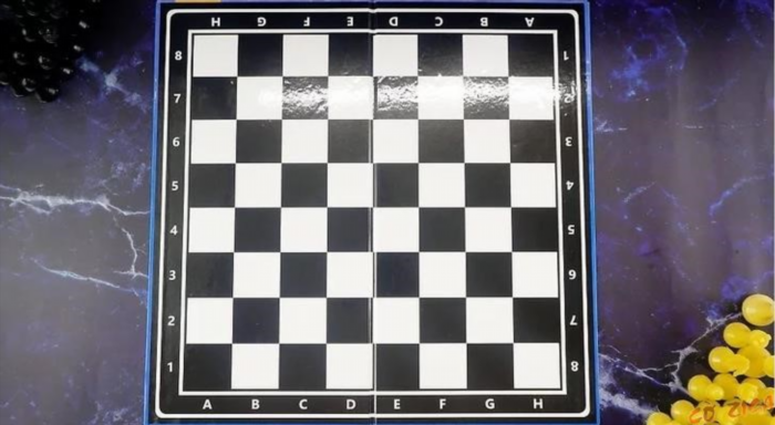 Bàn cờ vua là một bộ dụng cụ trò chơi truyền thống, được sử dụng để chơi trò chơi cờ vua - một trò chơi có nguồn gốc từ Ấn Độ, với quy tắc và chiến thuật phong phú. Bàn cờ vua được thiết kế với ô vuông và các quân cờ khác nhau để đại diện cho các loại quân và phương hướng trong trò chơi.