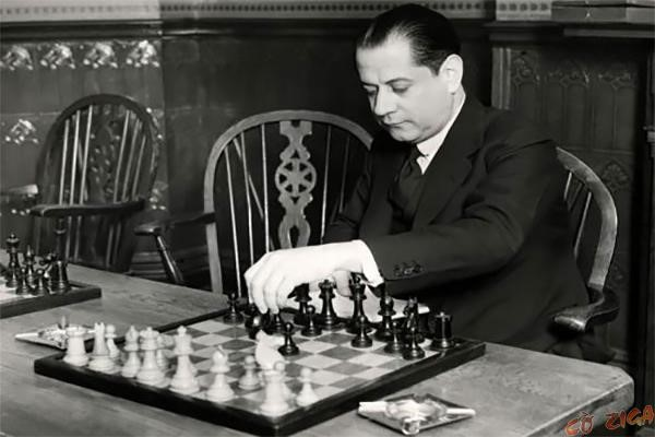 Chân dung cờ thủ Jose Capablanca mô tả về một trong những cờ thủ vĩ đại nhất trong lịch sử, người đã có đóng góp lớn cho cờ vua và được biết đến với khả năng tư duy sắc bén, sự tinh tế trong lối chơi và khả năng đánh cờ siêu phàm.