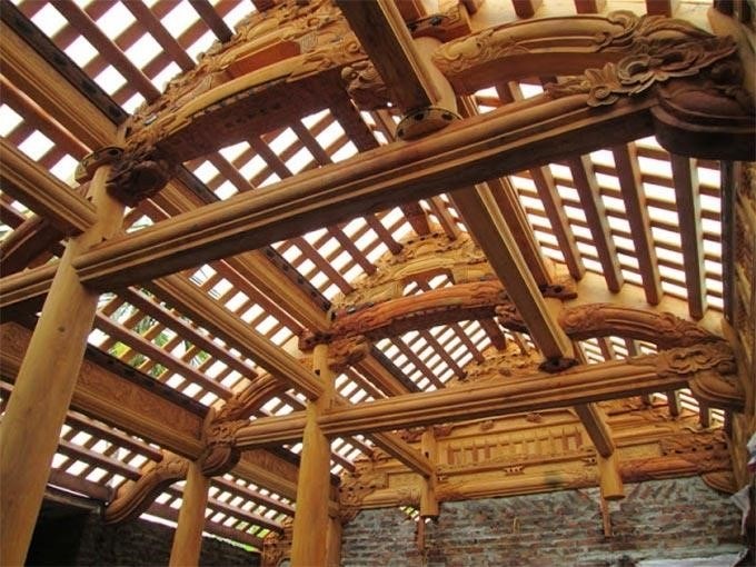 Kiểu nhà mái gỗ truyền thống là một phần của di sản văn hóa Việt Nam, thể hiện sự khéo léo trong thiết kế và xây dựng của người dân Việt Nam xưa, với các chi tiết độc đáo và nét đẹp truyền thống.