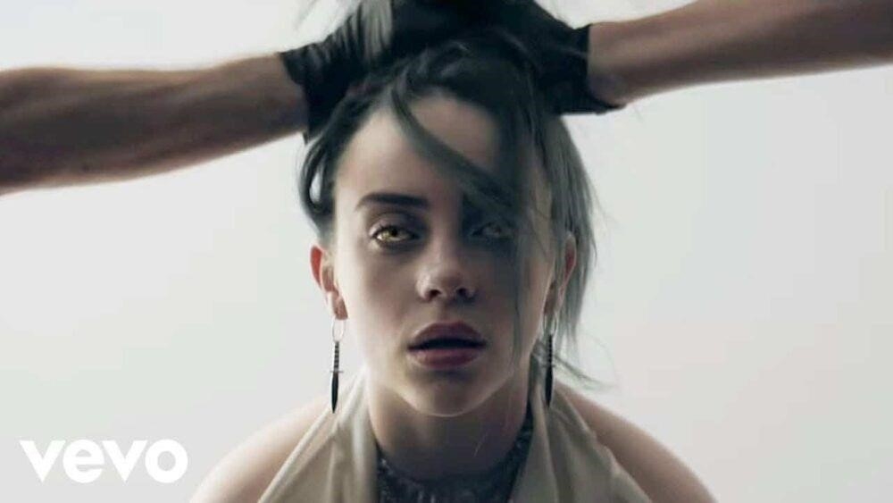 Hình ảnh của Billie trong video âm nhạc Bury a friend từ album