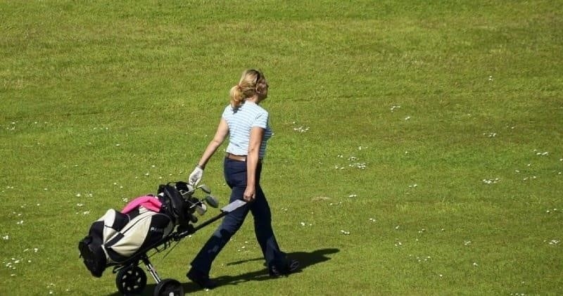 Golf buggy dạng kéo là một loại phương tiện di chuyển nhỏ gọn và tiện lợi, thường được sử dụng trong các sân golf để chở người và hành lý từ một điểm đến khác.