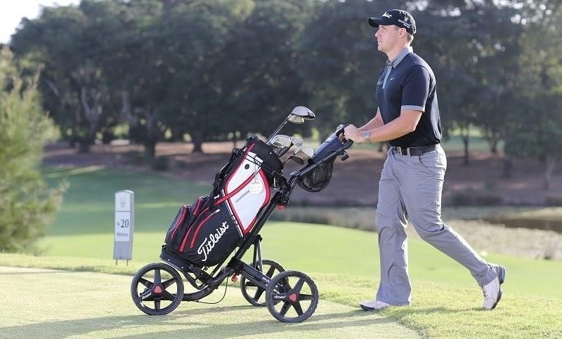 Xe dịch vụ giúp người chơi golf giảm sức lực mang đồ khi chơi golf.