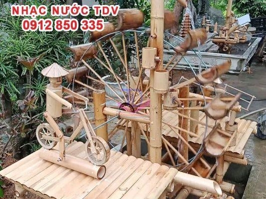 Guồng nước bằng tre là một công trình truyền thống của người dân Việt Nam, được xây dựng bằng tre và sử dụng để cung cấp năng lượng cho việc tưới tiêu và sản xuất nông nghiệp. Công trình này không chỉ là một biểu tượng của sự sáng tạo và khéo léo của người dân Việt mà còn mang đậm tính văn hóa và lịch sử của quê hương.