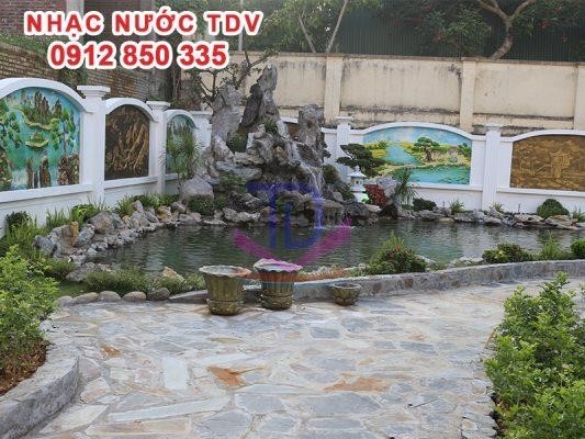 Khu vườn của khách sạn Hoàng Nhâm - Lai Châu có một dòng suối nhỏ.