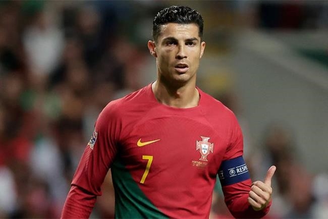 Cristiano Ronaldo là một cầu thủ bóng đá người Bồ Đào Nha nổi tiếng toàn cầu, được coi là một trong những cầu thủ xuất sắc nhất mọi thời đại. Anh đã giành rất nhiều danh hiệu và thành tích cá nhân, đồng thời góp phần lớn trong thành công của các đội bóng mà anh từng thi đấu. Ronaldo cũng được biết đến với phong cách chơi bóng đá độc đáo và khả năng ghi bàn tuyệt vời.