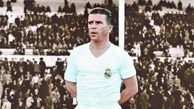 Ferenc Puskas là một cầu thủ bóng đá người Hungary nổi tiếng, được coi là một trong những cầu thủ vĩ đại nhất trong lịch sử bóng đá. Anh đã có thành tích xuất sắc trong sự nghiệp thi đấu, đặc biệt là khi chơi cho câu lạc bộ Real Madrid và đội tuyển quốc gia Hungary. Puskas là một trong những cầu thủ ghi bàn hàng đầu thế giới và đã giành được nhiều danh hiệu và giải thưởng cá nhân trong suốt sự nghiệp của mình.