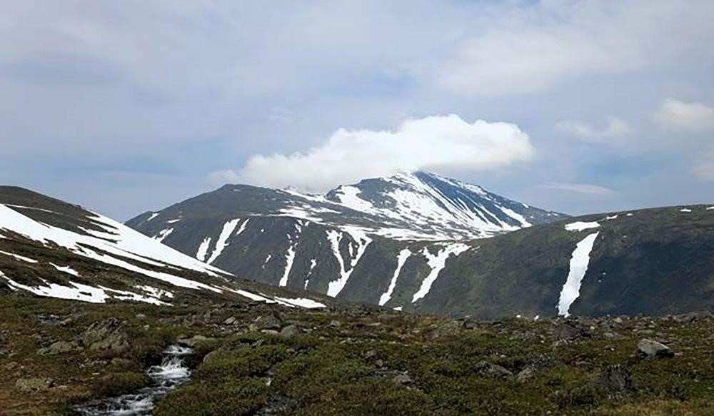 Đỉnh Narodnaya của núi Ural là điểm cao nhất của dãy núi Ural, với độ cao khoảng 1.895 mét. Nó nằm ở khu vực hẻo lánh và hoang sơ, thu hút sự chú ý của những người đam mê leo núi và khám phá thiên nhiên.