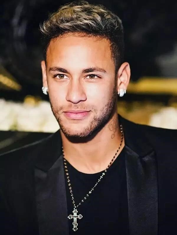 Neymar là một cầu thủ bóng đá nổi tiếng người Brazil, được biết đến với kỹ thuật điêu luyện và tốc độ nhanh như điện. Anh đã chơi cho các câu lạc bộ hàng đầu như Barcelona và Paris Saint-Germain, và cũng là thành viên quan trọng của đội tuyển quốc gia Brazil.
