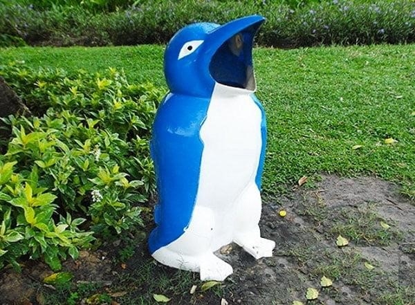 Thùng rác hình chim cánh cụt là một sản phẩm sáng tạo và độc đáo, được thiết kế với hình dạng và họa tiết của một con chim cánh cụt, mang đến một cái nhìn thú vị và gây ấn tượng cho mọi người khi sử dụng.