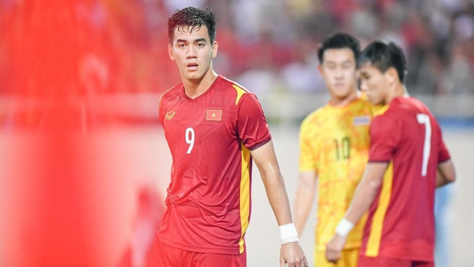 Nguyễn Tiến Linh là một cầu thủ bóng đá người Việt Nam, hiện đang thi đấu cho câu lạc bộ Viettel FC và đội tuyển quốc gia Việt Nam. Anh nổi tiếng với tốc độ và kỹ thuật điêu luyện, đóng góp đáng kể trong việc giành chức vô địch AFF Cup 2018 và SEA Games 2019 cho đội tuyển Việt Nam.