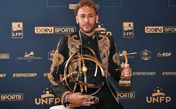 Neymar và đội bóng Paris Saint-Germain đã ký hợp đồng vào năm 2017 với giá trị kỷ lục và trở thành một trong những bản hợp đồng đắt giá nhất trong lịch sử bóng đá. Neymar là một cầu thủ tài năng và nổi tiếng, được biết đến với kỹ thuật điêu luyện và khả năng ghi bàn xuất sắc. Tham gia vào Paris Saint-Germain, Neymar đã trở thành một phần quan trọng trong sự phát triển và thành công của đội bóng này.