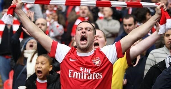 Arsenal (81,2 triệu người hâm mộ) là một câu lạc bộ bóng đá nổi tiếng ở Anh, được thành lập từ năm 1886. Đội bóng này đã giành được nhiều danh hiệu quan trọng trong lịch sử, bao gồm 13 chức vô địch giải Ngoại hạng Anh và 14 cúp FA. Câu lạc bộ có một lượng fan hâm mộ rất đông đảo, với con số lên đến 81,2 triệu người theo dõi trên toàn thế giới.