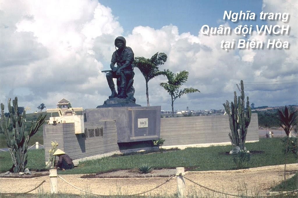 Bức tượng đau buồn tại khu nghĩa trang Biên Hòa