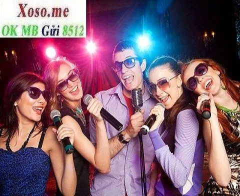 Hình ảnh mọi người cùng hát karaoke